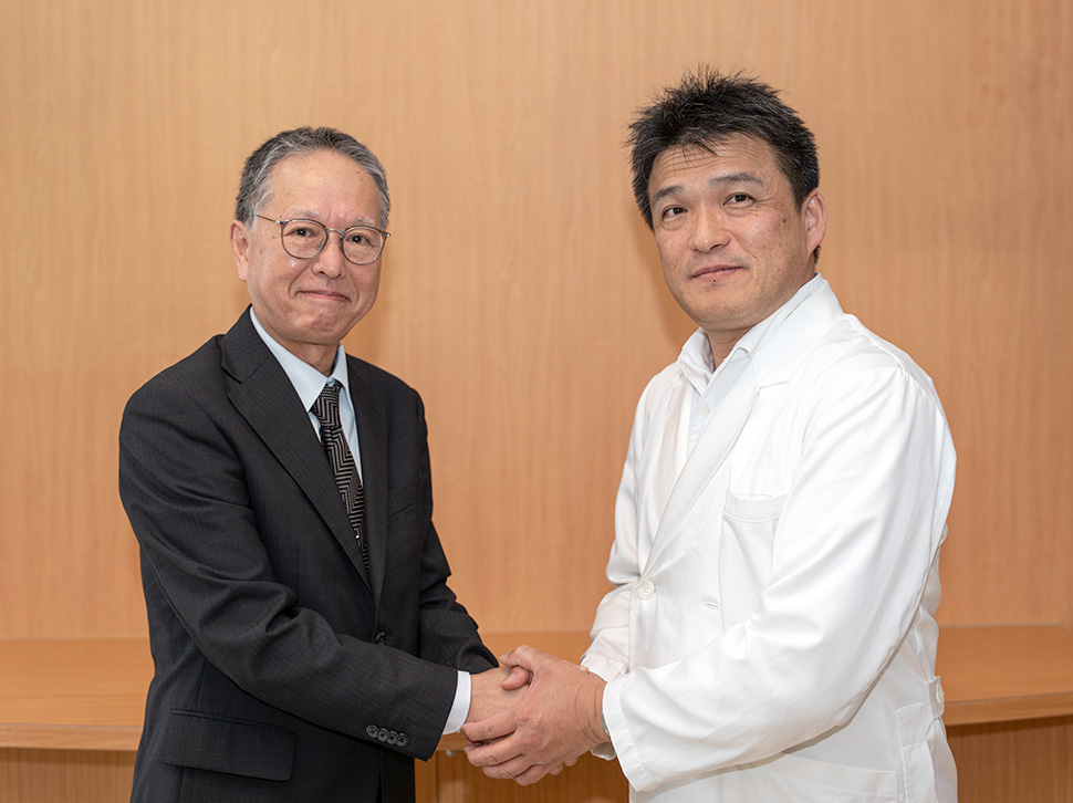 医療法人財団愛生会 事務長 南佳憲氏、一般財団法人SAITO MEDICAL GROUP 代表理事 齋藤浩記氏