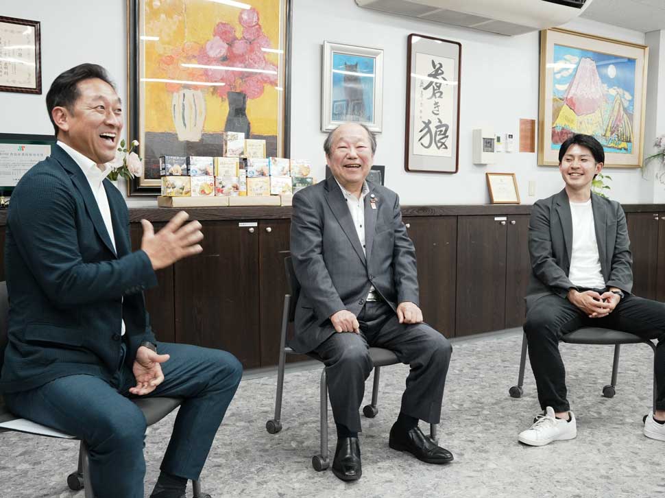 マリンフード株式会社 代表取締役社長 吉村 直樹氏（中央）、株式会社 エムケーフーズ 代表取締役 増永 浩二氏（左） 株式会社ミダスキャピタル 投資本部ディレクター 田中 菖平氏（右）