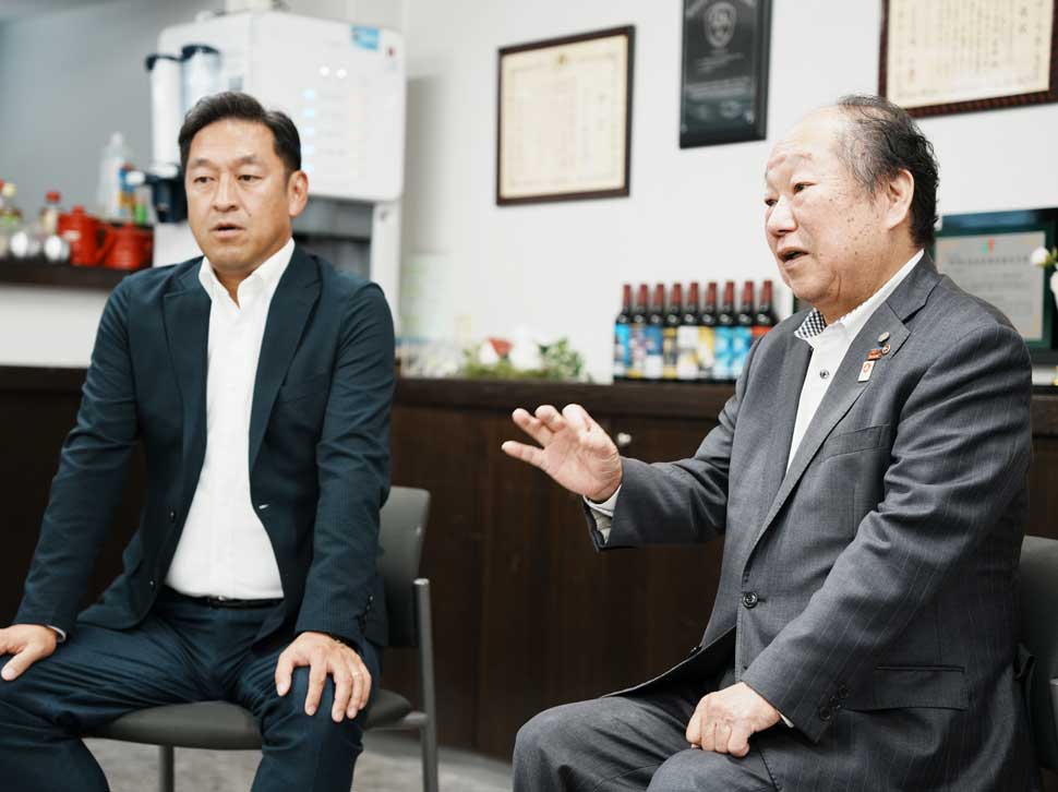 マリンフード株式会社 代表取締役社長 吉村 直樹氏（右）、株式会社エムケーフーズ 代表取締役 増永 浩二氏（左）