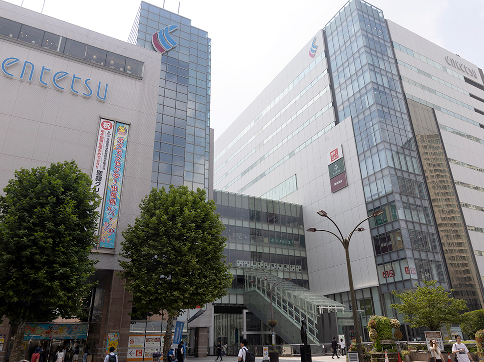 遠鉄百貨店本館（左）と遠州鉄道本社も入る遠鉄百貨店新館（右）