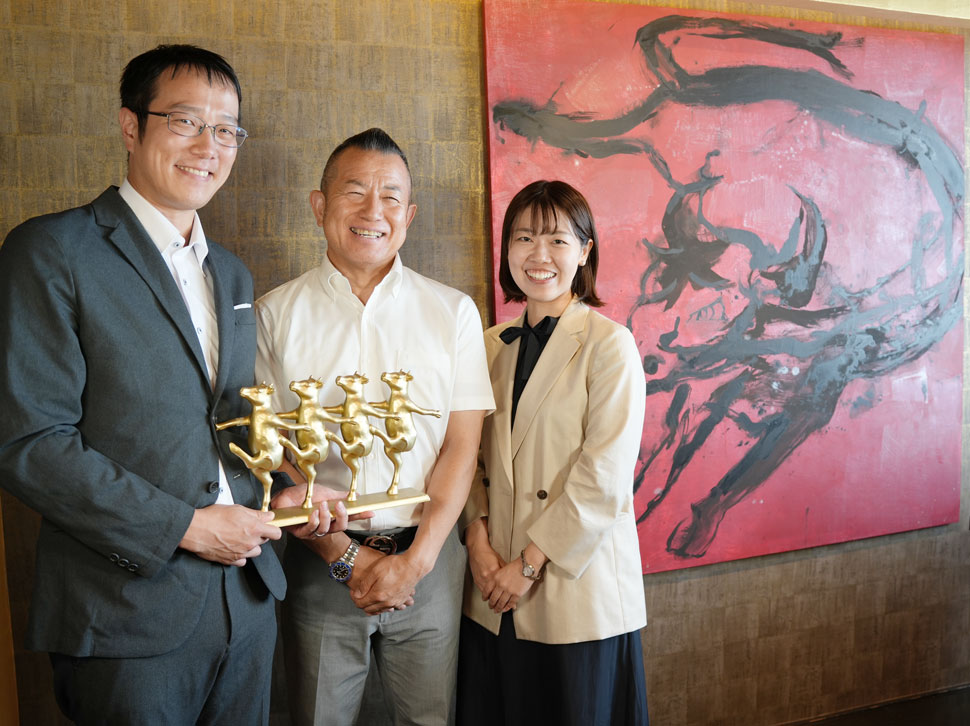 株株式会社吉祥吉ホールディングス 代表取締役会長 赤木 清美氏、ストライク板東 伊吹、ストライク吉田 里穂