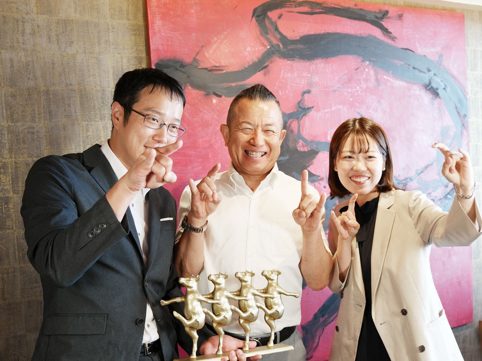株式会社吉祥吉ホールディングス 代表取締役会長 赤木 清美氏(中央) ストライク 板東 伊吹(左) 吉田 里穂(右)