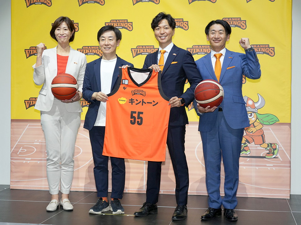 株式会社エヒメスポーツエンターテイメント 取締役副会長 河原 成紀氏、株式会社エヒメスポーツエンターテイメント 代表取締役社長 北野 順哉氏、サイボウズ株式会社 代表取締役社長 青野 慶久氏、サイボウズ株式会社 執行役員 人事本部長 兼 チームワークあふれるまちづくり室長 中根 弓佳氏
