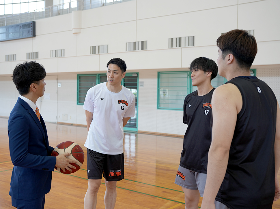 選手たちとコミュニケーションをとる北野氏