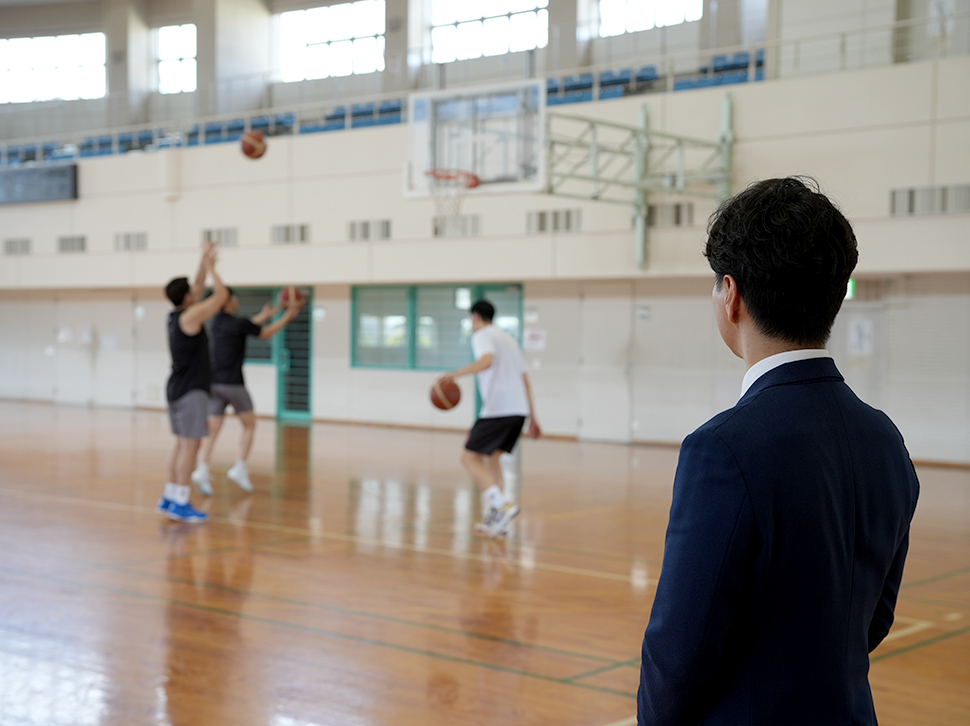 選手達の練習を見つめる北野氏