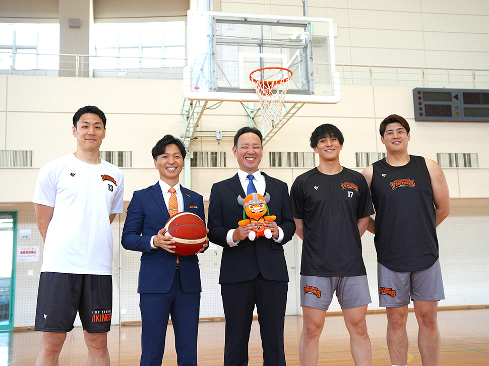 愛媛オレンジバイキングス 俊野 佳彦選手(左) 武内 理貴選手(中央右) 平 凌輝選手(右) 北野 順哉氏(中央左) ストライク 合田 良明(中央)