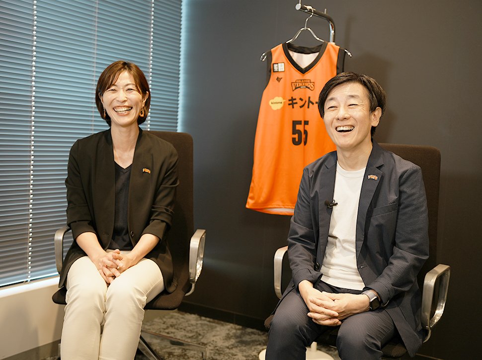 サイボウズ株式会社 代表取締役社長 青野 慶久氏、サイボウズ株式会社 執行役員 人事本部長 兼 チームワークあふれるまちづくり室長 中根 弓佳氏