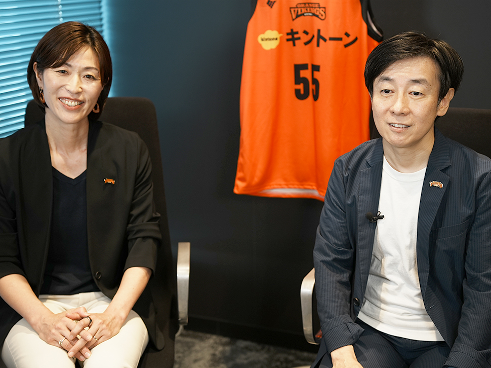 サイボウズ株式会社 代表取締役社長 青野 慶久氏、サイボウズ株式会社 執行役員 人事本部長 兼 チームワークあふれるまちづくり室長 中根 弓佳氏