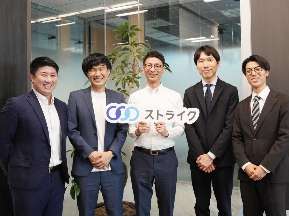 リゾルトパートナーズ株式会社 代表取締役 大石 翔太 氏 （中央右）、リゾルトパートナーズ株式会社 ヴァイスプレジデント 藤井 輝 氏 （中央左）、株式会社スターライト 代表取締役 城 竜次 氏（中央）
