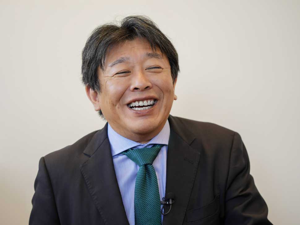 インタビューに笑顔で応じる 山田 進弘氏