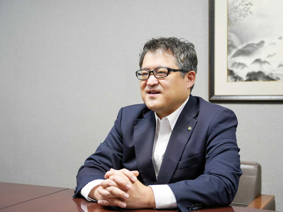 インタビューに応じる 株式会社みどりホールディングス 代表取締役専務  杉川 綾氏
