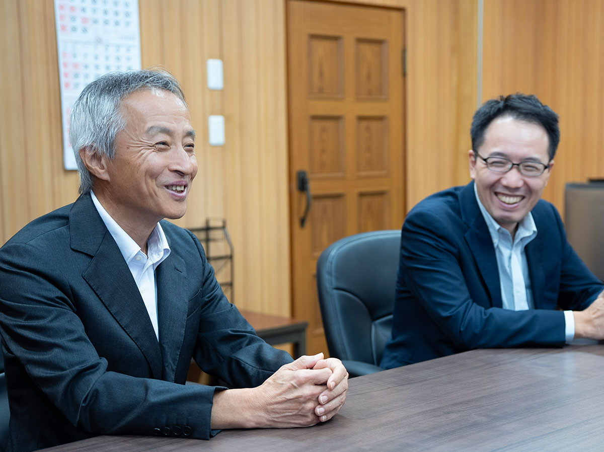 妙中鉱業株式会社 取締役 経営企画室長 新庄 達也 氏（左）同社 経営企画室 課長 比佐 京太郎 氏（右）
