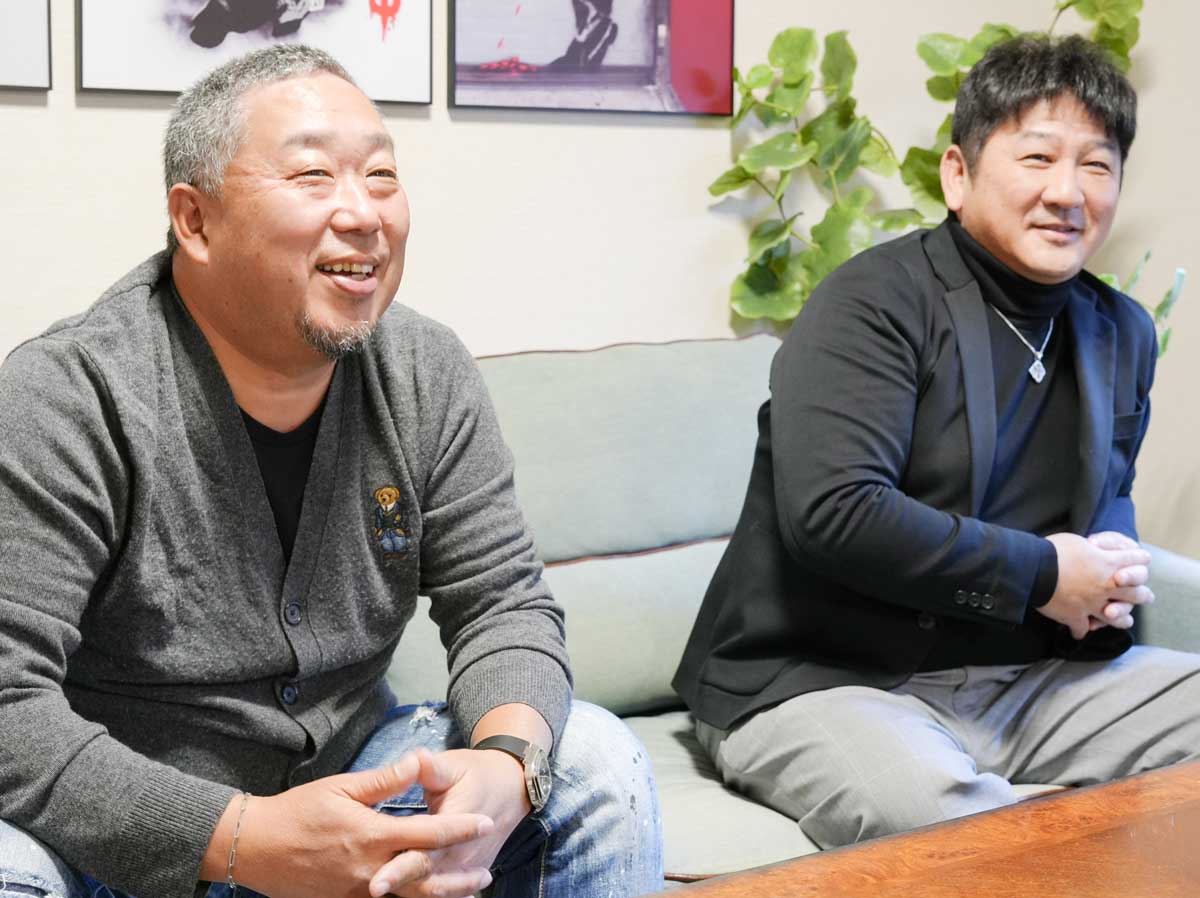 インタビューに応じるサポートリンク株式会社 代表取締役社長 宮田 崇伸氏（左）、取締役副社長 徳森 英治氏（右）