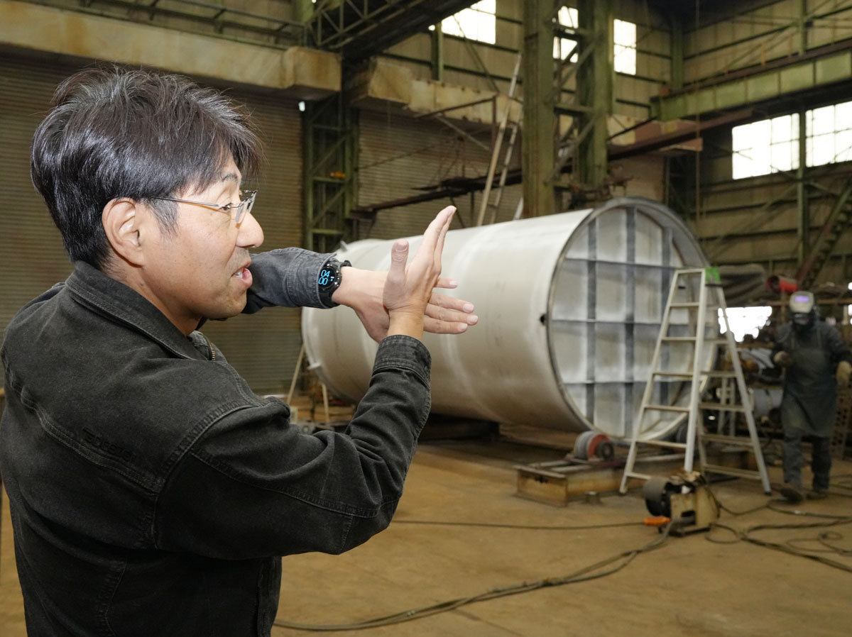石岡鉄工所の製缶技術について説明する石岡氏