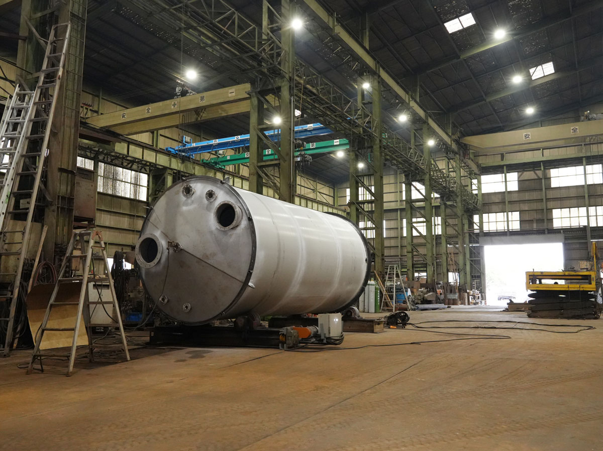 大型製缶が行われる石岡鉄工所の工場内