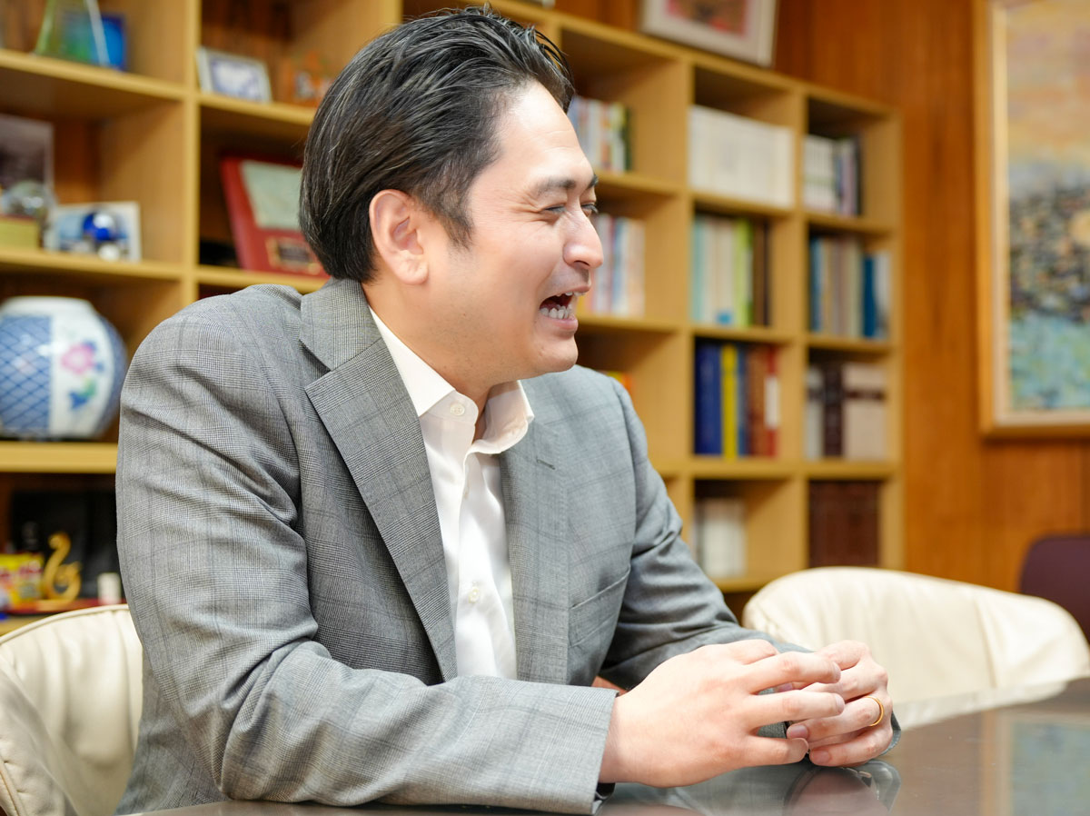 ディール期間中のコンサルタントとの思い出を笑顔で語る松本氏