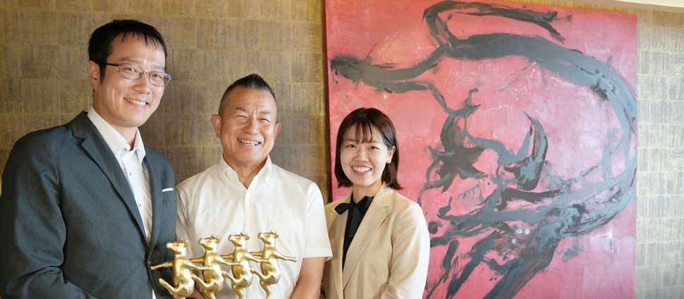 株式会社吉祥吉ホールディングス 代表取締役会長 赤木 清美氏、ストライク板東 伊吹、ストライク吉田 里穂