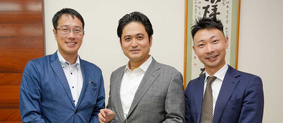 株式会社大晃ソレイユホールディングス 代表取締役社長 松本 章仁 氏(中央) ストライク 板東 伊吹(左) 矢島 佑哉(右)