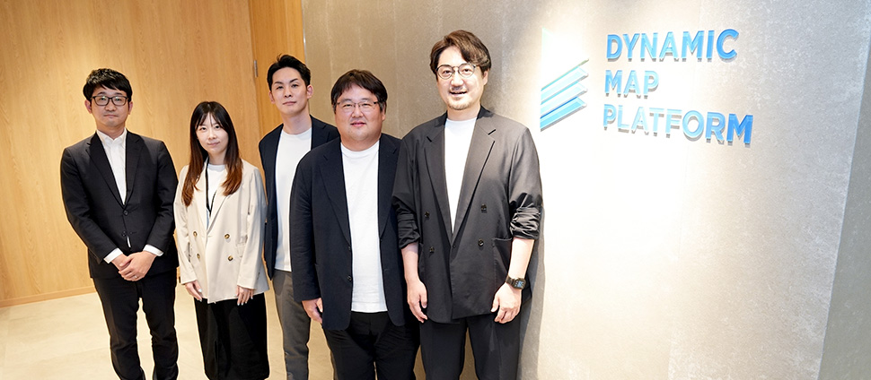 ダイナミックマッププラットフォーム株式会社 代表取締役社長CEO 吉村 修一 氏・執行役員コーポレート統括兼社長室長 猪俣 光俊 氏・社長室主査 川端 出 氏、ストライク清野