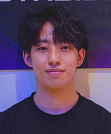 山本 新 氏