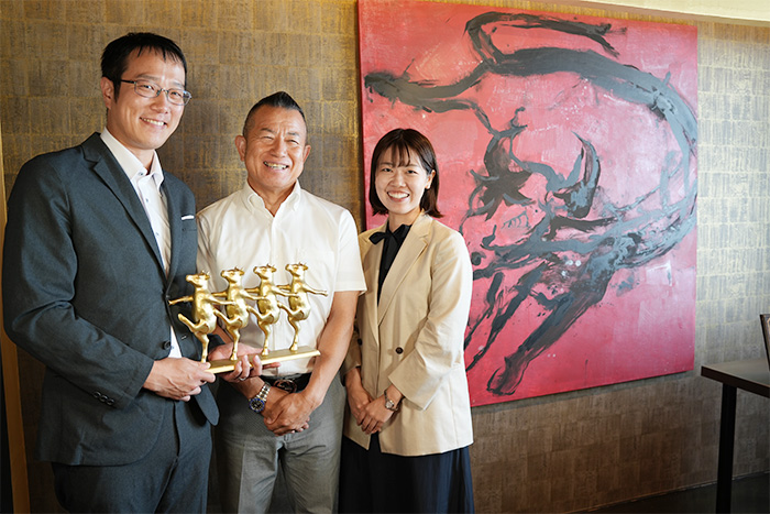 株株式会社吉祥吉ホールディングス 代表取締役会長 赤木 清美氏、ストライク板東 伊吹、ストライク吉田 里穂