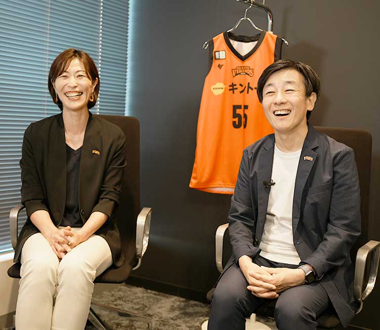 インタビューイメージ サイボウズ株式会社 代表取締役社長 青野 慶久氏、サイボウズ株式会社 執行役員 人事本部長 兼 チームワークあふれるまちづくり室長 中根 弓佳氏