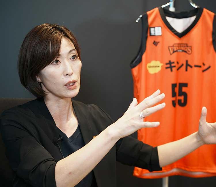 インタビューイメージ サイボウズ株式会社 執行役員 人事本部長 兼 チームワークあふれるまちづくり室長 中根 弓佳氏
